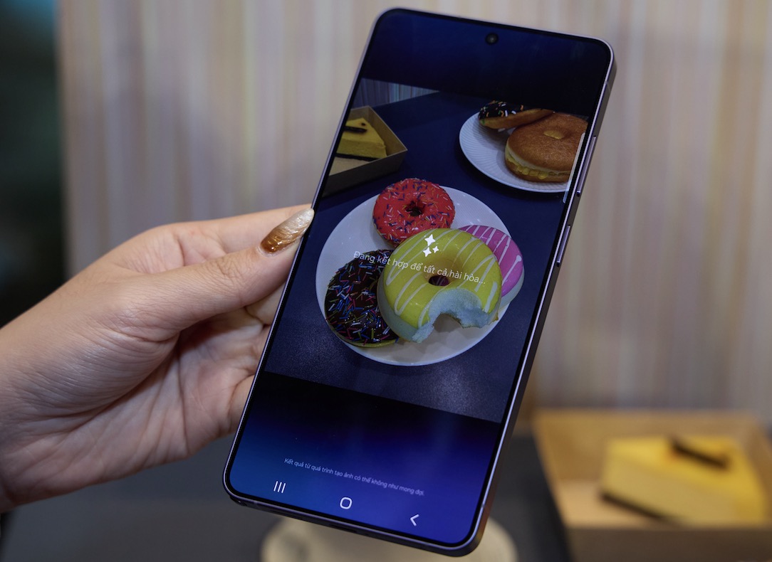 Kể từ khi Samsung bắt đầu đặt trọng tâm vào AI trên smartphone, người dùng liên tục được giới thiệu hàng loạt tính năng mới. Tuy nhiên trong giai đoạn đầu, không ít công cụ mang tính trình diễn nhiều hơn là tạo ra giá trị thực tế. Sau khi thử nghiệm vài lần, phần lớn người dùng có xu hướng quay trở lại cách sử dụng quen thuộc.