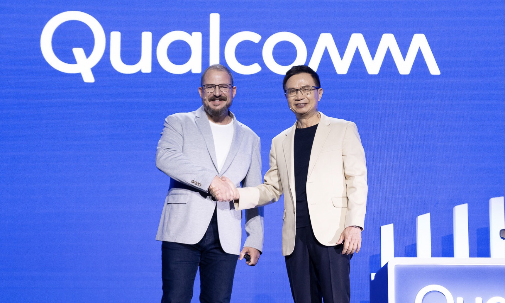COMPUTEX 2026: Cuộc đua trí tuệ nhân tạo AI đã thay đổi, từ GPU sang giá trị thực tiễn TechTimes Vietnam Ông James Huang bắt tay CEO Qualcomm - ông Cristiano R. Amon tại COMPUTEX 2026, biểu tượng cho sự hợp tác giữa các bên trong hệ sinh thái AI toàn cầu dưới chủ đề “AI Together”.