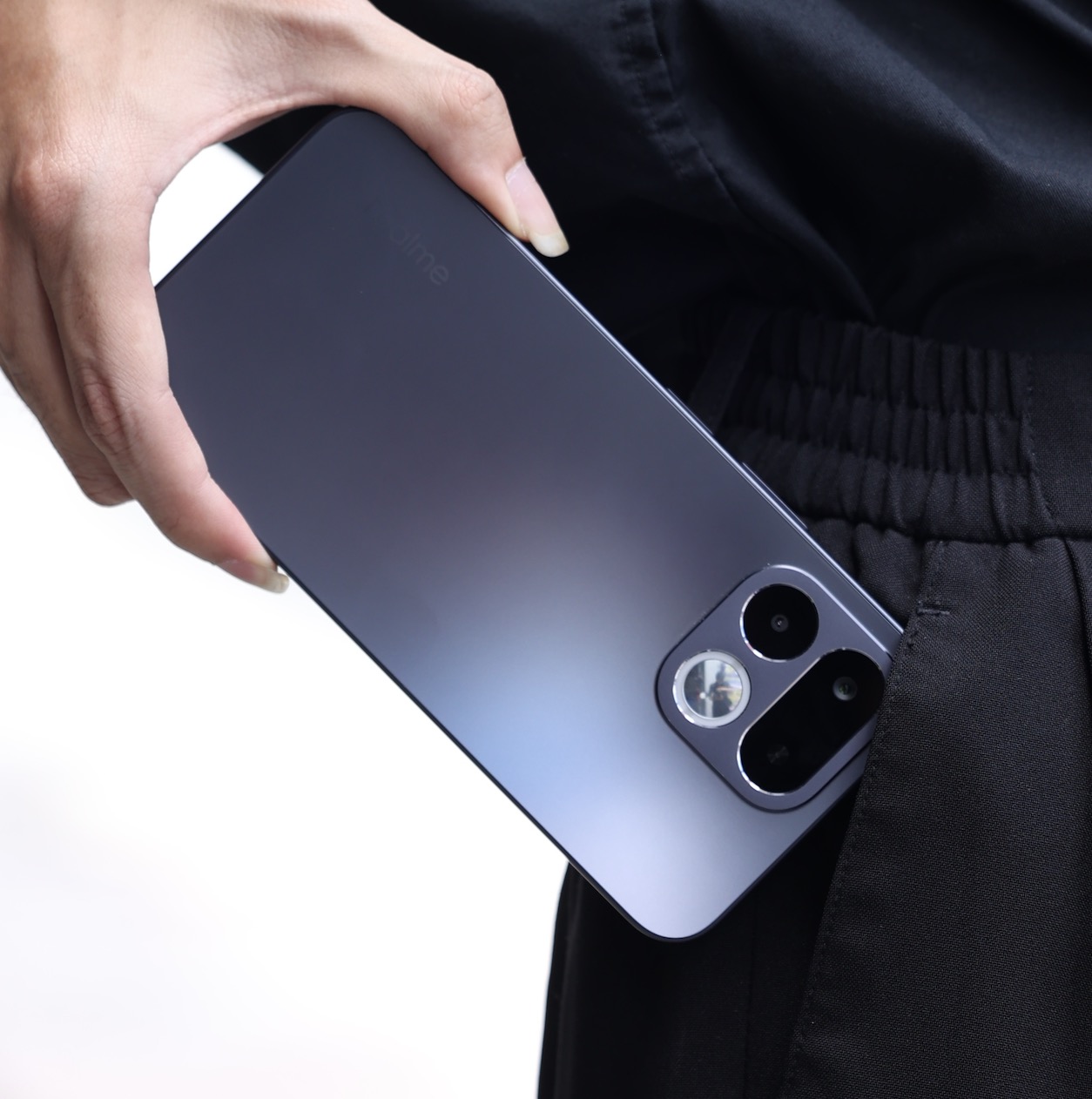 Hệ thống camera của realme 16T được xây dựng xoay quanh cảm biến Sony IMX852 độ phân giải 50MP. Đây là nền tảng phần cứng giúp thiết bị ghi nhận đầy đủ dữ liệu hình ảnh trước khi các thuật toán AI tiến hành xử lý.