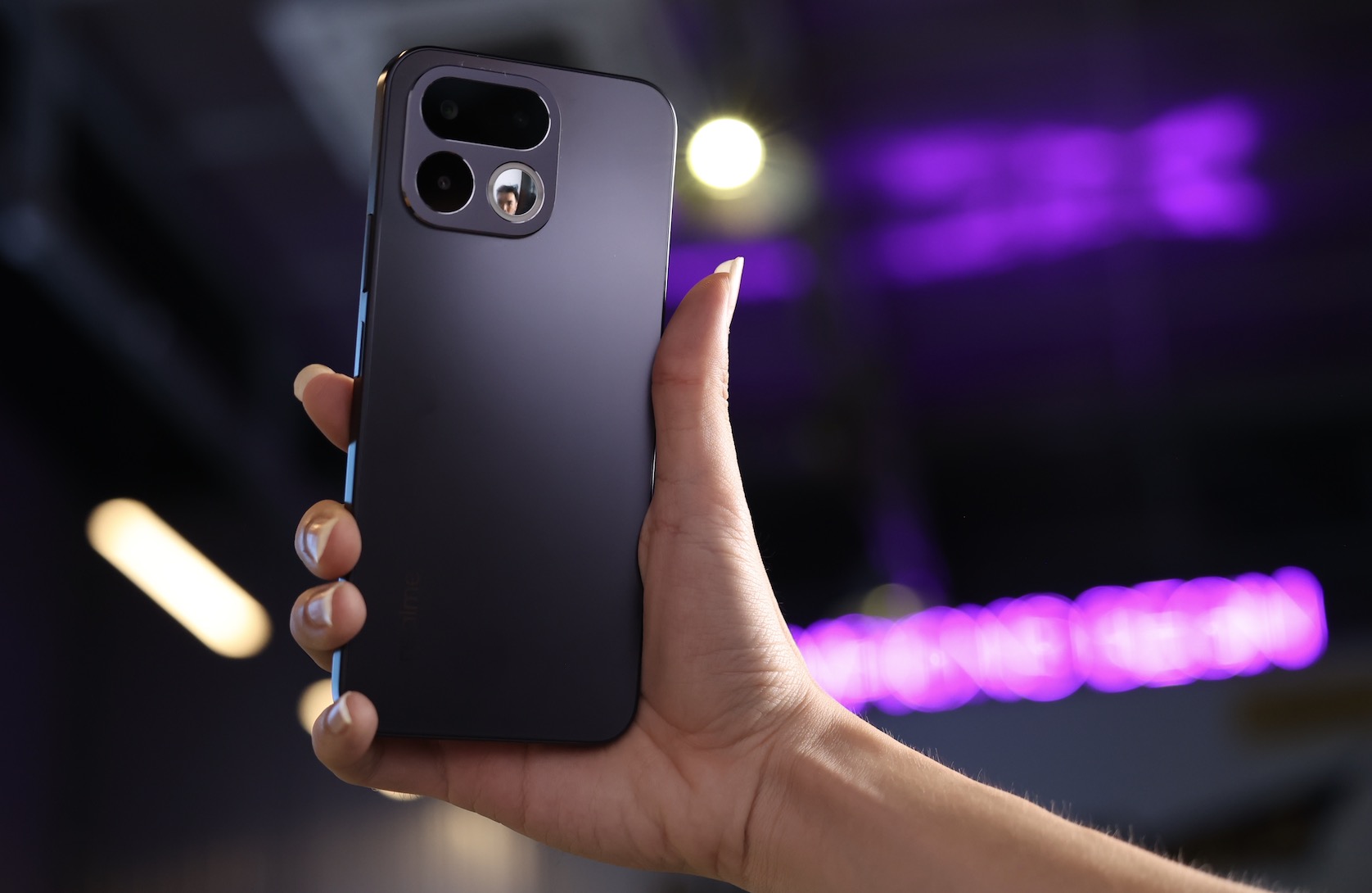 Nhìn từ góc độ trải nghiệm thực tế, realme 16T không chỉ đơn thuần là một chiếc smartphone sở hữu viên pin dung lượng lớn. Thiết bị phản ánh xu hướng mới của thị trường khi AI ngày càng được đưa vào những nhu cầu sử dụng cụ thể thay vì chỉ xuất hiện dưới dạng công nghệ mang tính trình diễn.