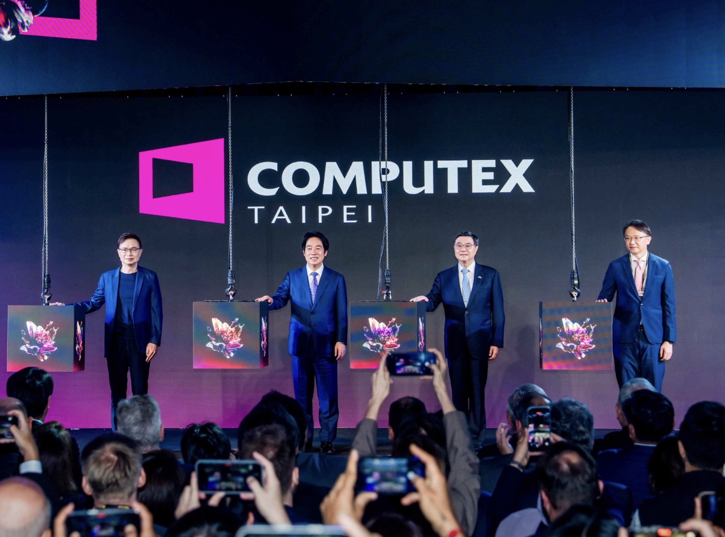COMPUTEX 2026 chính thức mở màn, chủ đề 'AI Together', quy tụ 1.500 doanh nghiệp công nghệ toàn cầu TechTimes Vietnam Lễ khai mạc có sự tham dự của lãnh đạo cấp cao Đài Loan cùng đại diện các tổ chức thương mại và hiệp hội ngành công nghệ. Các phát biểu tại sự kiện đều nhấn mạnh tầm quan trọng của hợp tác quốc tế trong phát triển AI, đồng thời khẳng định Đài Loan đang giữ vai trò then chốt trong hệ sinh thái công nghệ toàn cầu nhờ năng lực sản xuất phần cứng và chuỗi cung ứng hoàn chỉnh.