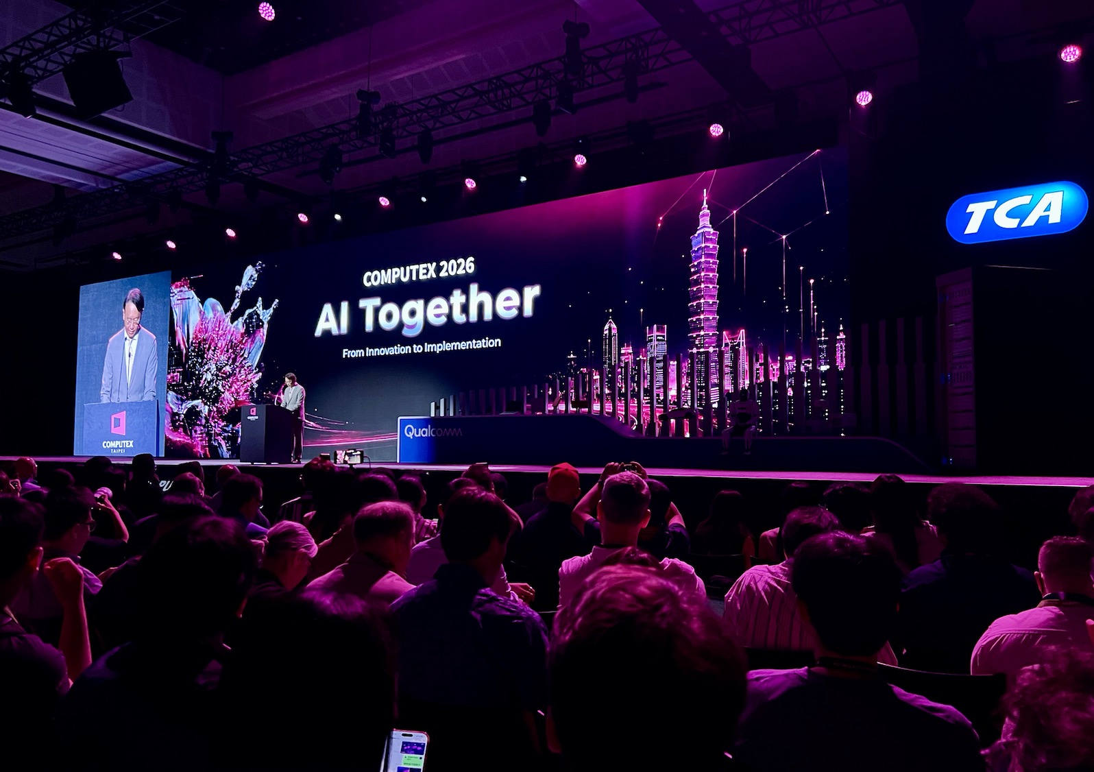 Jason Chen, Chairman of the Taipei Computer Association, echoed that sentiment, emphasizing that the future success of AI will no longer depend solely on language models or raw processing capabilities. Instead, it will require seamless integration across hardware, connectivity, data infrastructure, energy efficiency, and real-world deployment scenarios.