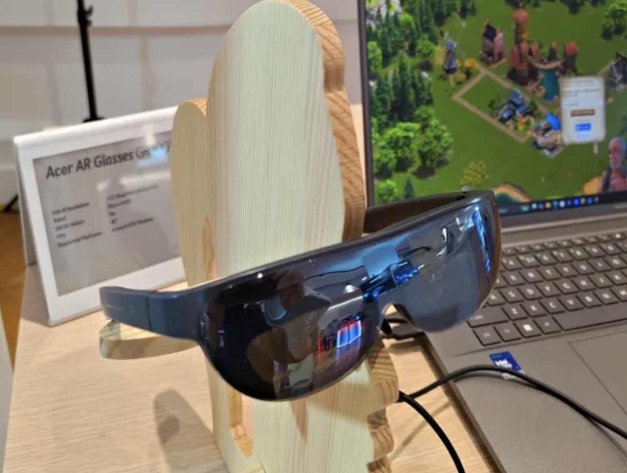 Ở nhóm thiết bị đeo, hai mẫu kính thông minh AR Vision GR0 và GI0 AI Glasses thu hút sự chú ý khi kết hợp công nghệ thực tế tăng cường với khả năng hỗ trợ AI từ Google Gemini. Đây được xem là bước tiến mới trong chiến lược mở rộng hệ sinh thái AI cá nhân của Acer.