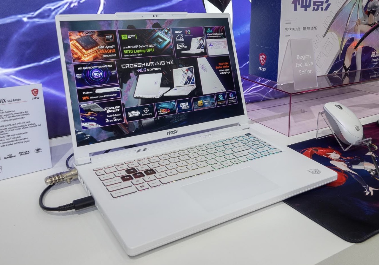 Một điểm nhấn thú vị khác là Crosshair 16 HX MLG Edition. Phiên bản này sở hữu màu trắng Stellar White cùng lớp hoàn thiện tạo hiệu ứng phản chiếu sắc đỏ khi thay đổi góc nhìn. MSI cho biết thiết kế được lấy cảm hứng từ Dragon Princess, nhân vật đại diện mới cho hình ảnh trẻ trung và hiện đại của thương hiệu.