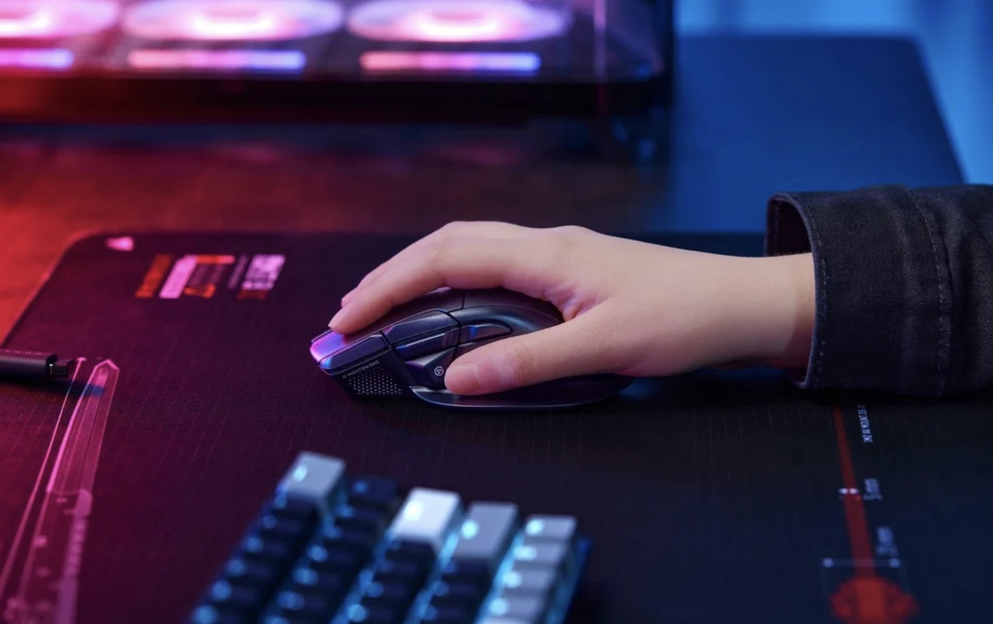 Ví dụ rõ nhất là chuột NIGHTSWORD v2 WIRELESS SD. Thay vì chỉ đóng vai trò là thiết bị điều khiển thông thường, sản phẩm được tích hợp nút Stream Deck chuyên dụng, cho phép người dùng kích hoạt macro, chuyển cảnh livestream, mở ứng dụng hoặc thực hiện nhiều tác vụ khác chỉ bằng một thao tác.
