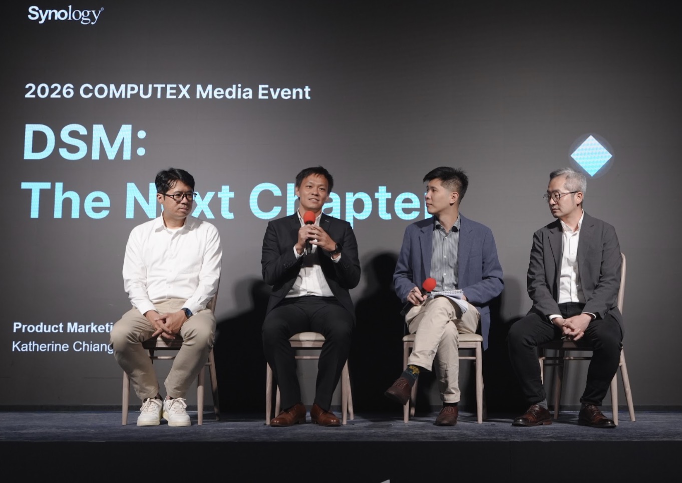 Ông Philip Wong, Chủ tịch kiêm CEO Synology, cho biết dữ liệu tiếp tục là nền tảng trong chiến lược phát triển của hãng. Theo ông, từ các hệ thống doanh nghiệp đến giải pháp dành cho người dùng cá nhân, Synology luôn đặt mục tiêu giúp khách hàng kiểm soát dữ liệu hiệu quả hơn, đồng thời duy trì các tiêu chuẩn cao về bảo mật, độ tin cậy và quyền riêng tư.