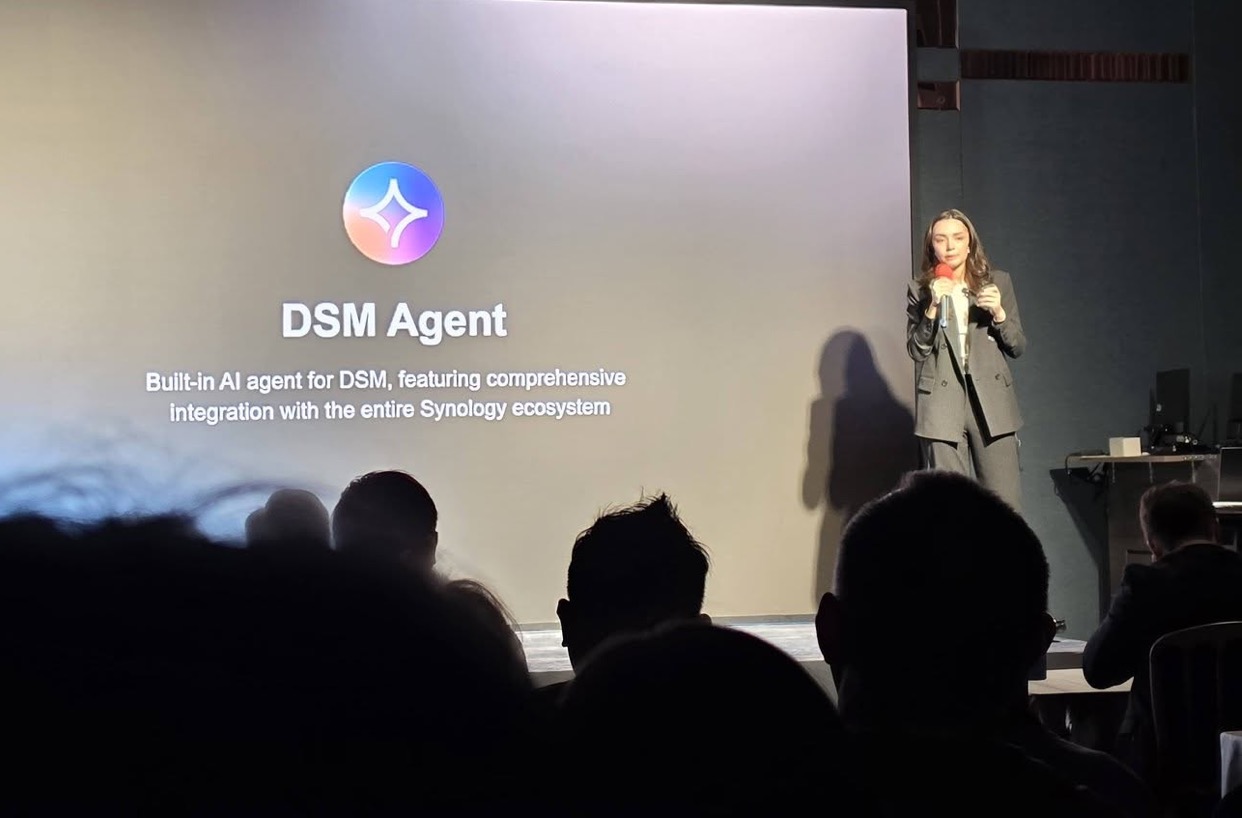 Bên cạnh đó, Synology giới thiệu DSM Agent – thành phần mới có vai trò điều phối và tự động hóa các quy trình AI trên toàn bộ hệ thống. Nhờ đó, doanh nghiệp có thể xây dựng các luồng công việc thông minh với mức độ can thiệp thủ công thấp hơn.