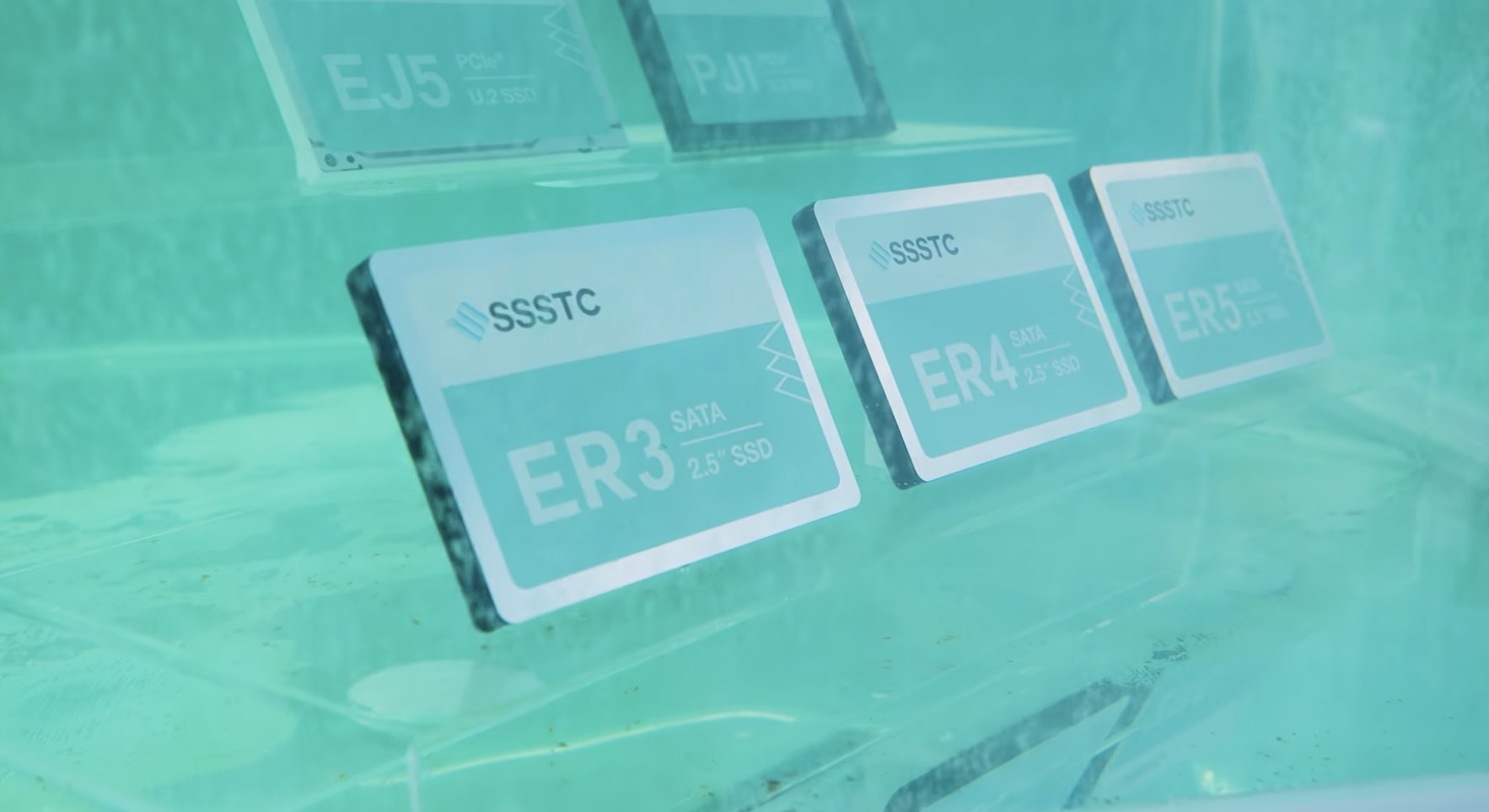 SSSTC giới thiệu thế hệ SSD doanh nghiệp được thiết kế dành riêng cho môi trường tản nhiệt ngâm. Không chỉ cải thiện khả năng chống ăn mòn hóa học khi tiếp xúc lâu dài với chất lỏng điện môi, các sản phẩm mới còn được tối ưu cấu trúc cơ khí nhằm duy trì độ ổn định trong những hệ thống vận hành liên tục 24/7.