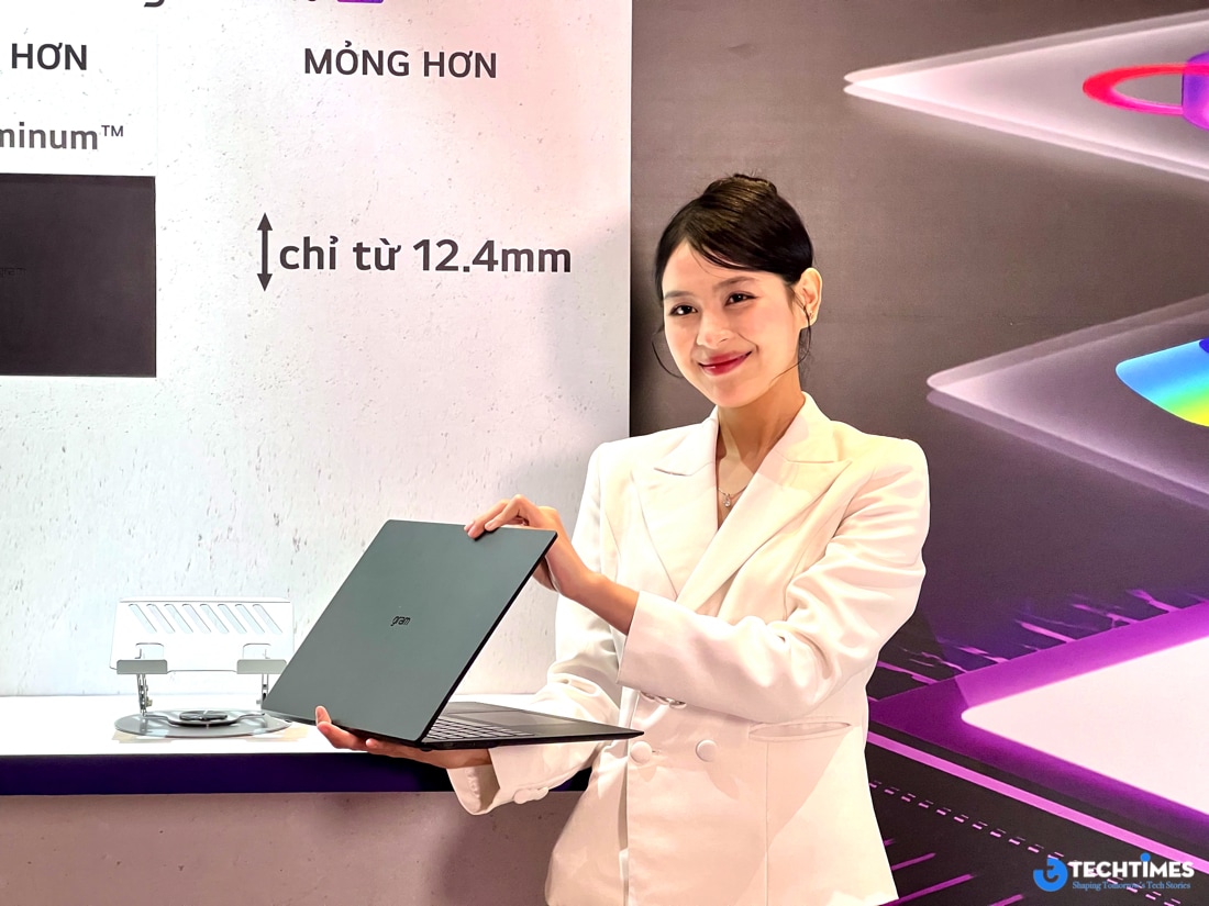 LG ra mắt dòng laptop LG gram AI 2026 tại Việt Nam, mỏng nhẹ hơn và tích hợp AI toàn diện TechTimes Vietnam Ở phân khúc phổ thông hơn, LG gram Book AI sở hữu màn hình 15 inch, thiết kế kim loại màu Titan Black cùng nền tảng Intel Core Ultra.