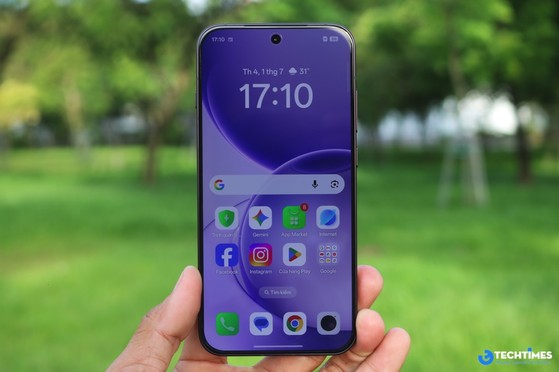Đánh giá OPPO Reno16 5G: Khi AI và camera cùng giúp việc sáng tạo nội dung trở nên đơn giản hơn TechTimes Vietnam Sau nhiều ngày sử dụng, OPPO Reno16 5G cho thấy đây không phải mẫu smartphone được tạo ra để cạnh tranh bằng thông số cấu hình hay khả năng xử lý mạnh nhất trong phân khúc. Thay vào đó, sản phẩm tập trung xây dựng trải nghiệm đồng bộ giữa thiết kế, camera và AI nhằm phục vụ nhóm người dùng yêu thích sáng tạo nội dung số. Chính định hướng này giúp Reno16 5G tạo nên sự khác biệt so với nhiều đối thủ cùng tầm giá.