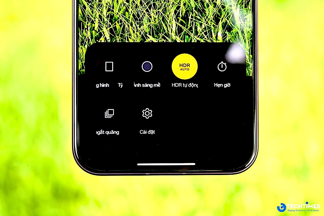 Đánh giá camera OPPO Reno16 5G: Chiếc smartphone khiến 'người dùng' lười chỉnh ảnh hơn bao giờ hết TechTimes Vietnam Nếu nhìn vào bảng thông số, Reno16 5G sở hữu hệ thống camera khá toàn diện với camera chính, camera góc siêu rộng, camera tele zoom quang 3,5x và camera selfie đều có độ phân giải 50 MP. Đây là cấu hình đủ mạnh để đáp ứng hầu hết nhu cầu chụp ảnh hằng ngày, nhưng bản thân phần cứng không phải điều khiến mình ấn tượng nhất.