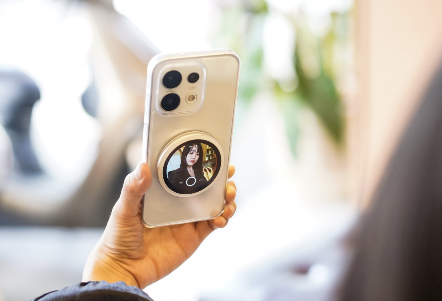 Đánh giá camera OPPO Reno16 5G: Chiếc smartphone khiến 'người dùng' lười chỉnh ảnh hơn bao giờ hết TechTimes Vietnam Một điểm khá thú vị là OPPO còn giới thiệu OPPO Bubble trong lần ra mắt Reno 16 Series. Đây là phụ kiện màn hình từ tính được thiết kế dành riêng cho những người thích sáng tạo nội dung. Bubble hoạt động như một màn hình xem trước dành cho camera sau, giúp việc selfie bằng camera chính hoặc camera tele trở nên đơn giản hơn nhiều.
