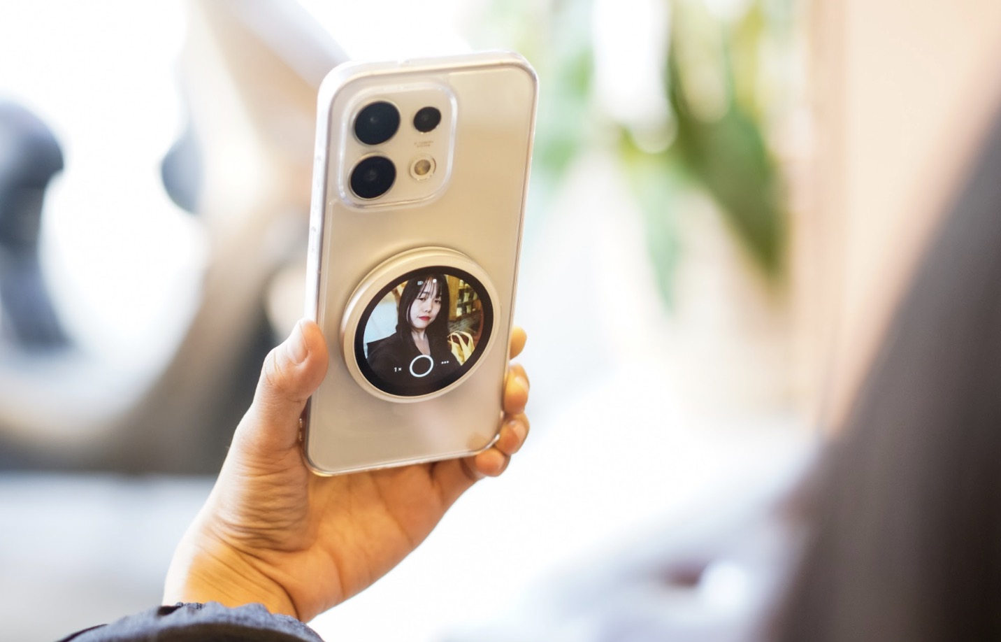 7 mẹo hay giúp người dùng Android sáng tạo nội dung nhanh hơn với 'siêu phẩm' OPPO Reno16 5G TechTimes Vietnam Không dừng lại ở phần mềm, OPPO còn giới thiệu OPPO Bubble – phụ kiện màn hình từ tính được phát triển dành riêng cho Reno16 Series. Bubble hoạt động như một màn hình xem trước khi sử dụng camera sau, cho phép người dùng căn khung hình chính xác hơn khi selfie hoặc quay vlog bằng camera chính và camera tele.