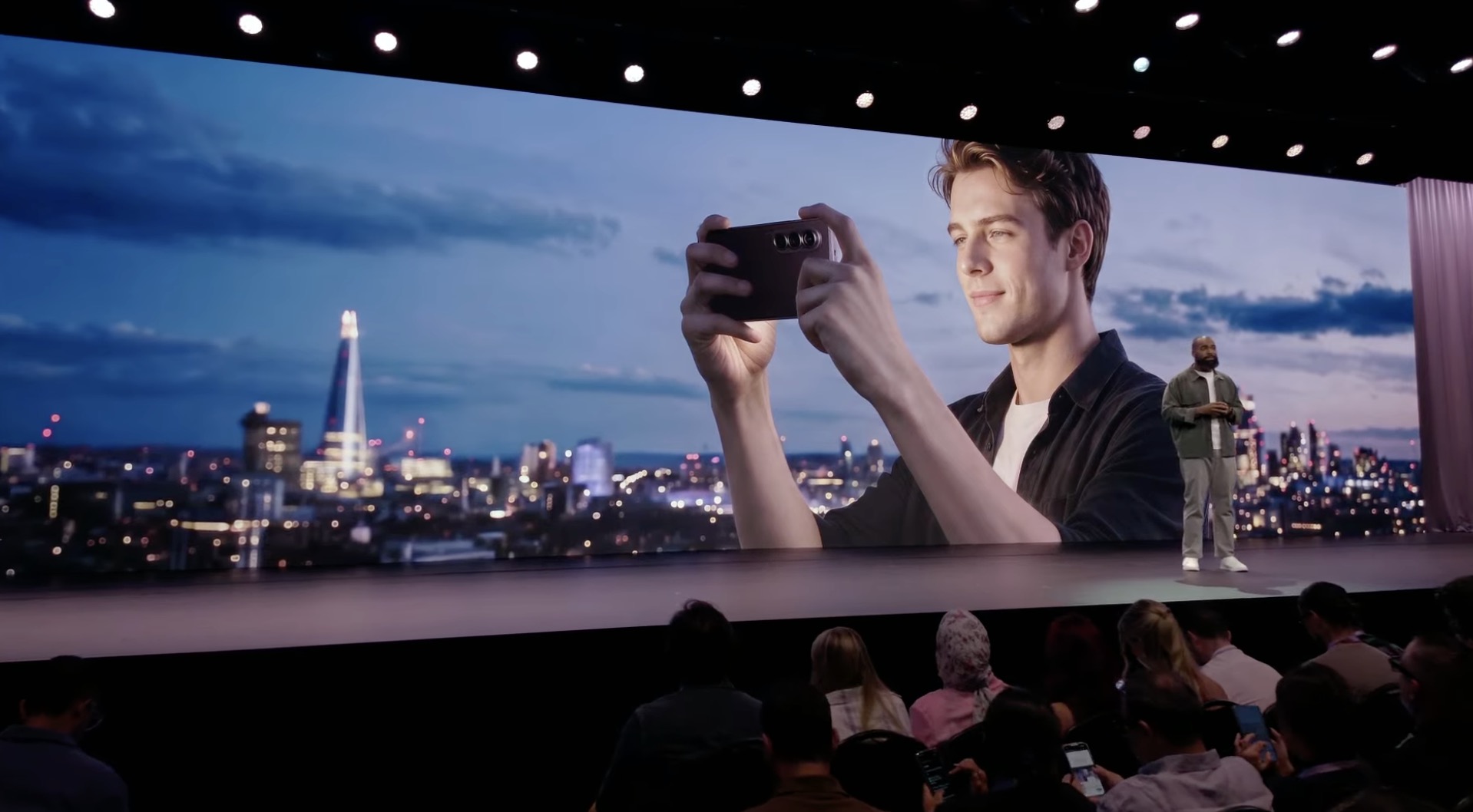 Galaxy Z Fold8 Ultra: Chuẩn Ultra mới cho đa nhiệm, hiệu năng và Galaxy AI trên màn hình gập TechTimes Vietnam Galaxy Z Fold8 Ultra cũng gây ấn tượng với khả năng nhiếp ảnh đêm "Mắt thần bóng đêm"(Nightography) cải tiến.