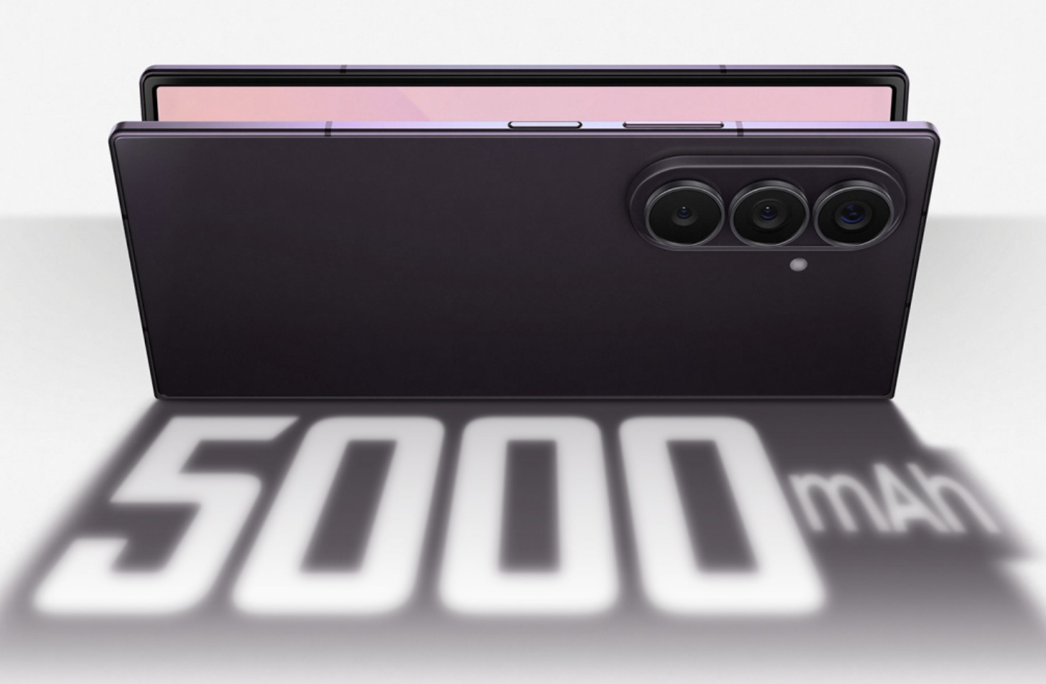 Galaxy Z Fold8 Ultra: Chuẩn Ultra mới cho đa nhiệm, hiệu năng và Galaxy AI trên màn hình gập TechTimes Vietnam Để đáp ứng nhu cầu sử dụng cường độ cao, Galaxy Z Fold8 Ultra được trang bị pin 5.000 mAh sử dụng công nghệ Silicon-Carbon thế hệ mới. Công nghệ này cho phép tăng mật độ năng lượng trong khi vẫn đảm bảo độ bền, giúp thiết bị hoạt động xuyên suốt một ngày làm việc. Khả năng sạc nhanh 45 W với khoảng 65% pin sau 30 phút cũng giúp người dùng nhanh chóng quay trở lại công việc khi cần.