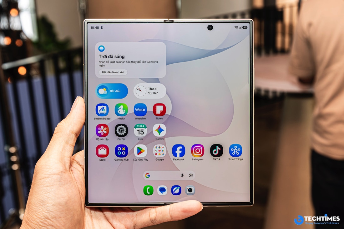 Galaxy Z Fold8 Ultra: Chuẩn Ultra mới cho đa nhiệm, hiệu năng và Galaxy AI trên màn hình gập TechTimes Vietnam Song song với khả năng đa nhiệm, Galaxy Z Fold8 Ultra được xây dựng để xử lý các tác vụ có cường độ cao. Máy trang bị vi xử lý Snapdragon 8 Elite Gen 5 for Galaxy trên tiến trình 3 nm, được Samsung tối ưu riêng nhằm tăng cường hiệu suất CPU, GPU và đặc biệt là năng lực xử lý AI ngay trên thiết bị.