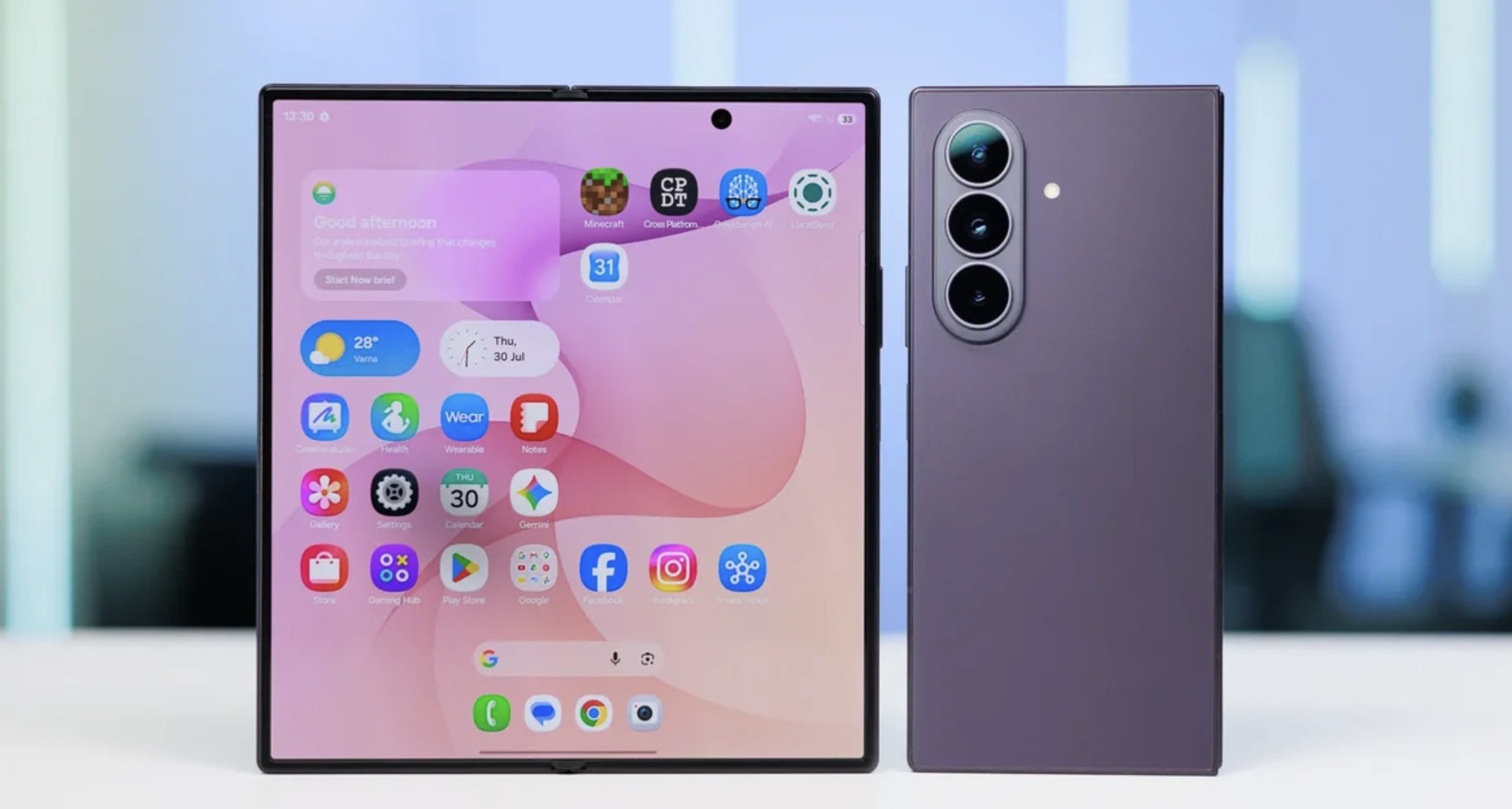 Smartphone gập kết hợp sự tiện lợi của điện thoại với không gian rộng lớn hơn cho công việc và giải trí.