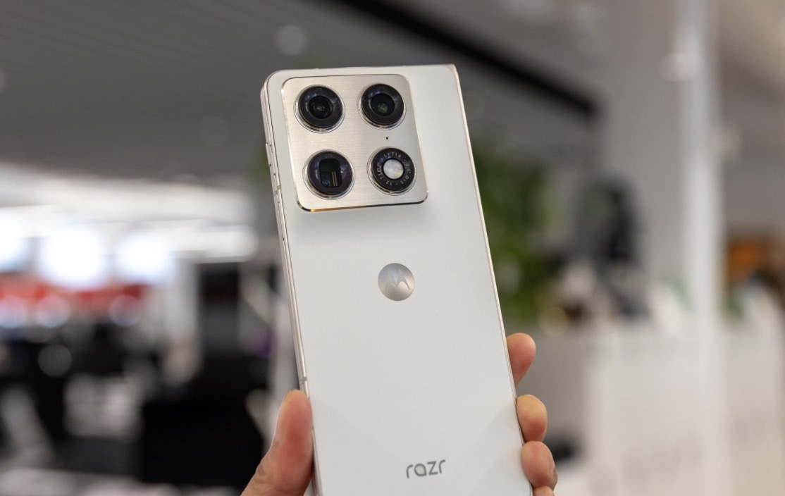 Motorola razr fold chính thức về Việt Nam, giá 50 triệu đồng TechTimes Vietnam Camera chính 50MP sử dụng ống kính góc rộng và hỗ trợ chống rung quang học OIS. Camera telephoto dạng kính tiềm vọng cũng đạt 50MP, hỗ trợ zoom quang học 3x. Camera còn lại là ống kính góc siêu rộng 50MP với trường nhìn 122 độ.