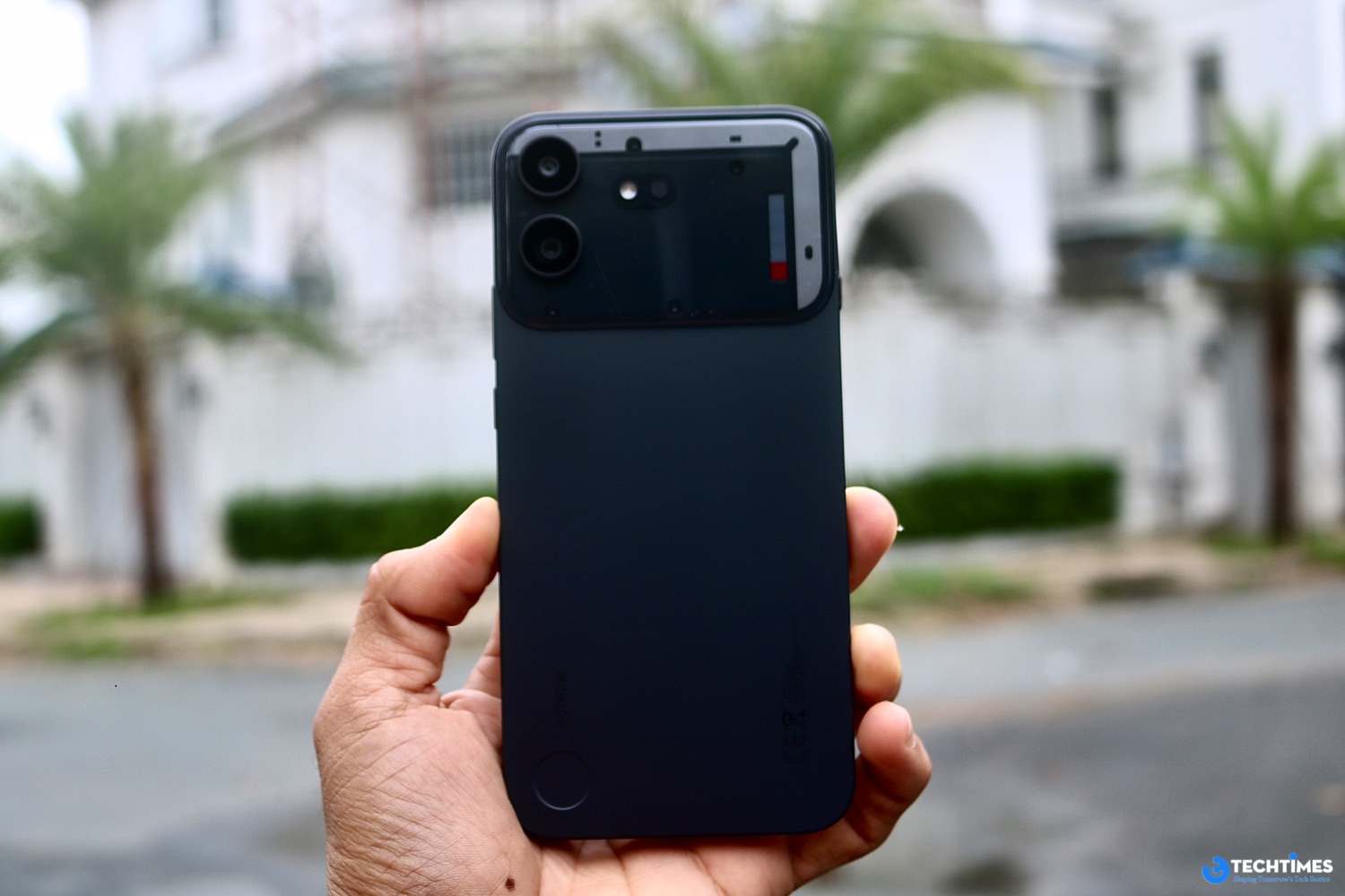 Phone (4b) có ba màu đen, trắng và xanh; bản xanh nổi bật, còn bản đen mang vẻ ngoài kín đáo hơn.
