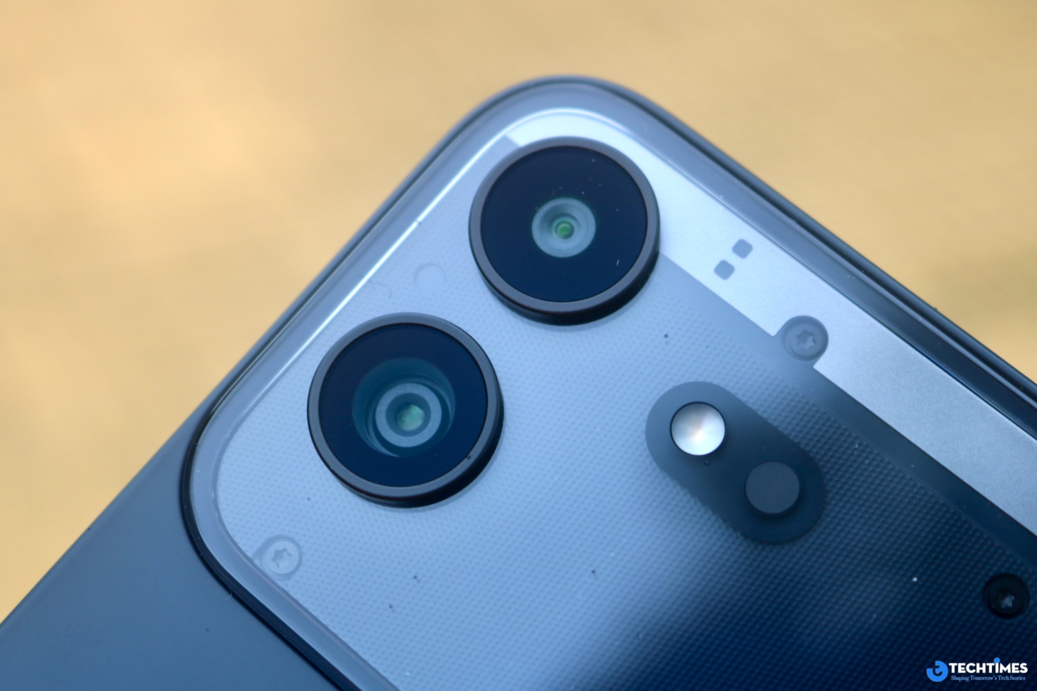 Cận cảnh cụm camera của máy.
