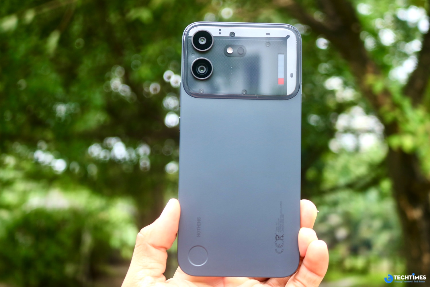 Phone (4b) nổi bật với thiết kế cơ khí đặc trưng, giữ được dấu ấn riêng giữa thị trường smartphone ngày càng tương đồng.
