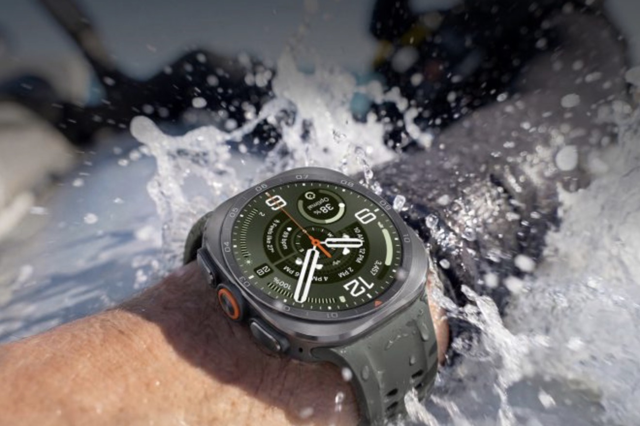 Galaxy Watch Ultra2 có gì để người dùng cân nhắc nâng cấp? TechTimes Vietnam Galaxy Watch Ultra2 tập trung vào nhóm người dùng cần một chiếc smartwatch có độ bền cao và khả năng hỗ trợ các hoạt động thể thao chuyên biệt. Với người chạy bộ hoặc yêu thích trekking, tính năng Chạy địa hình có thể cung cấp dữ liệu về độ cao, quá trình leo dốc cũng như ảnh hưởng của địa hình đến buổi tập.