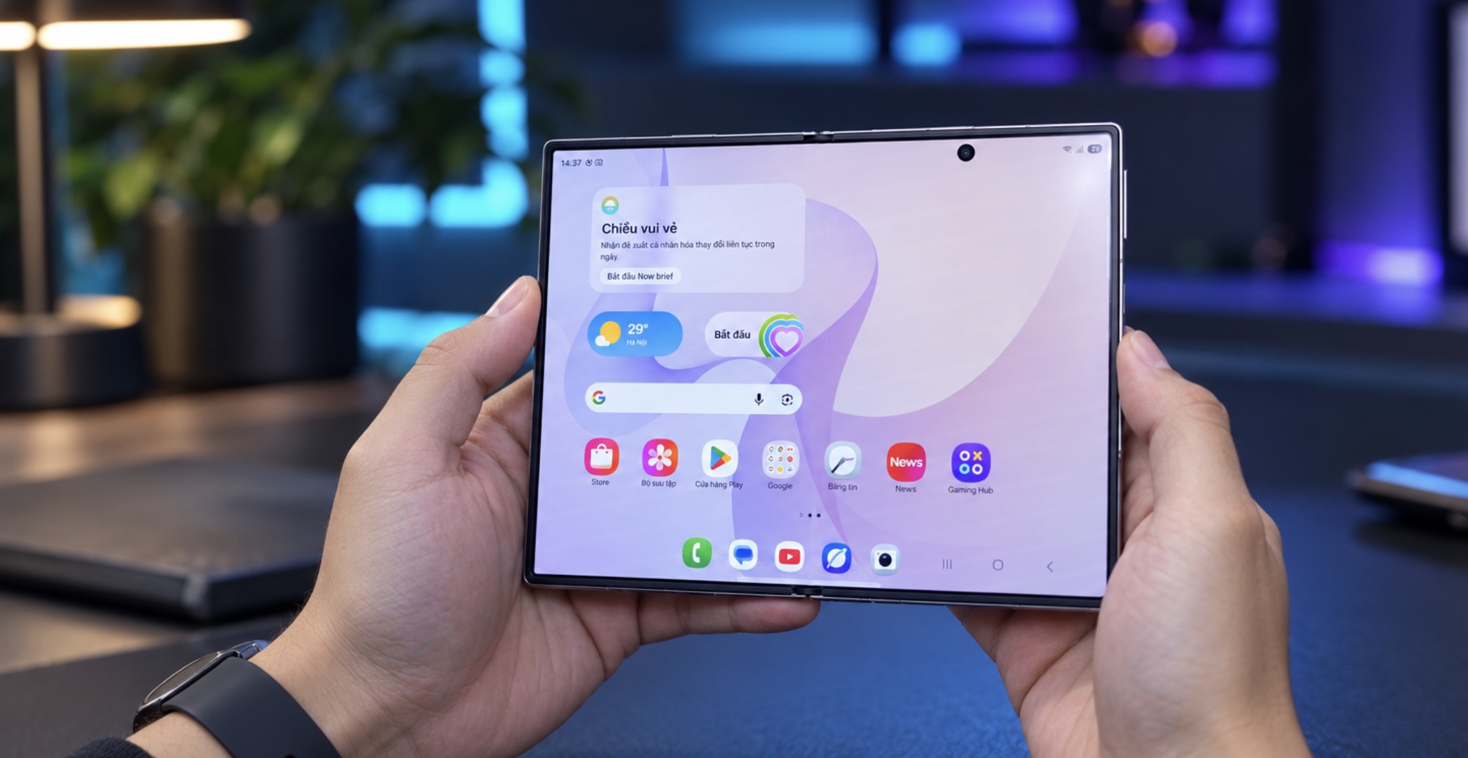 Tỷ lệ 4:3 trên màn hình 7,6 inch mang đến trải nghiệm gần như một tablet mini, tối ưu cho đọc, xem tài liệu và làm việc.