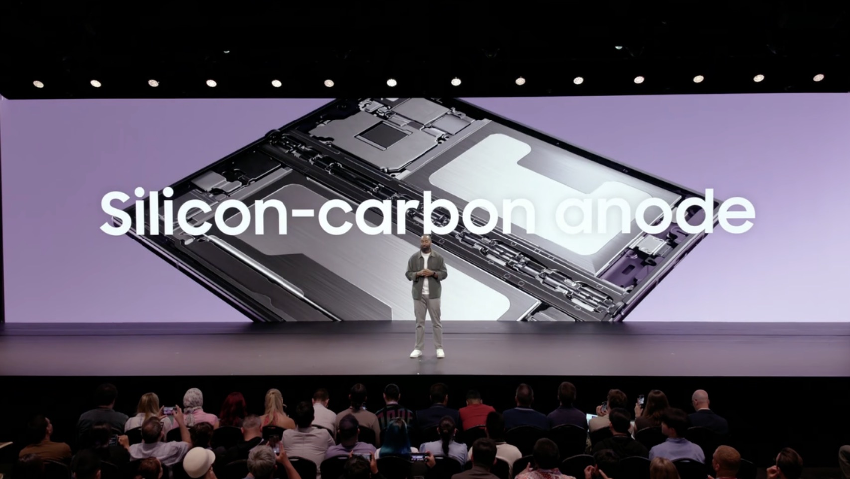 Pin silicon carbon 4.800 mAh và sạc nhanh 45 W giúp Fold8 đáp ứng tốt một ngày sử dụng, dù màn hình lớn và tác vụ nặng có thể làm tăng mức tiêu thụ năng lượng.