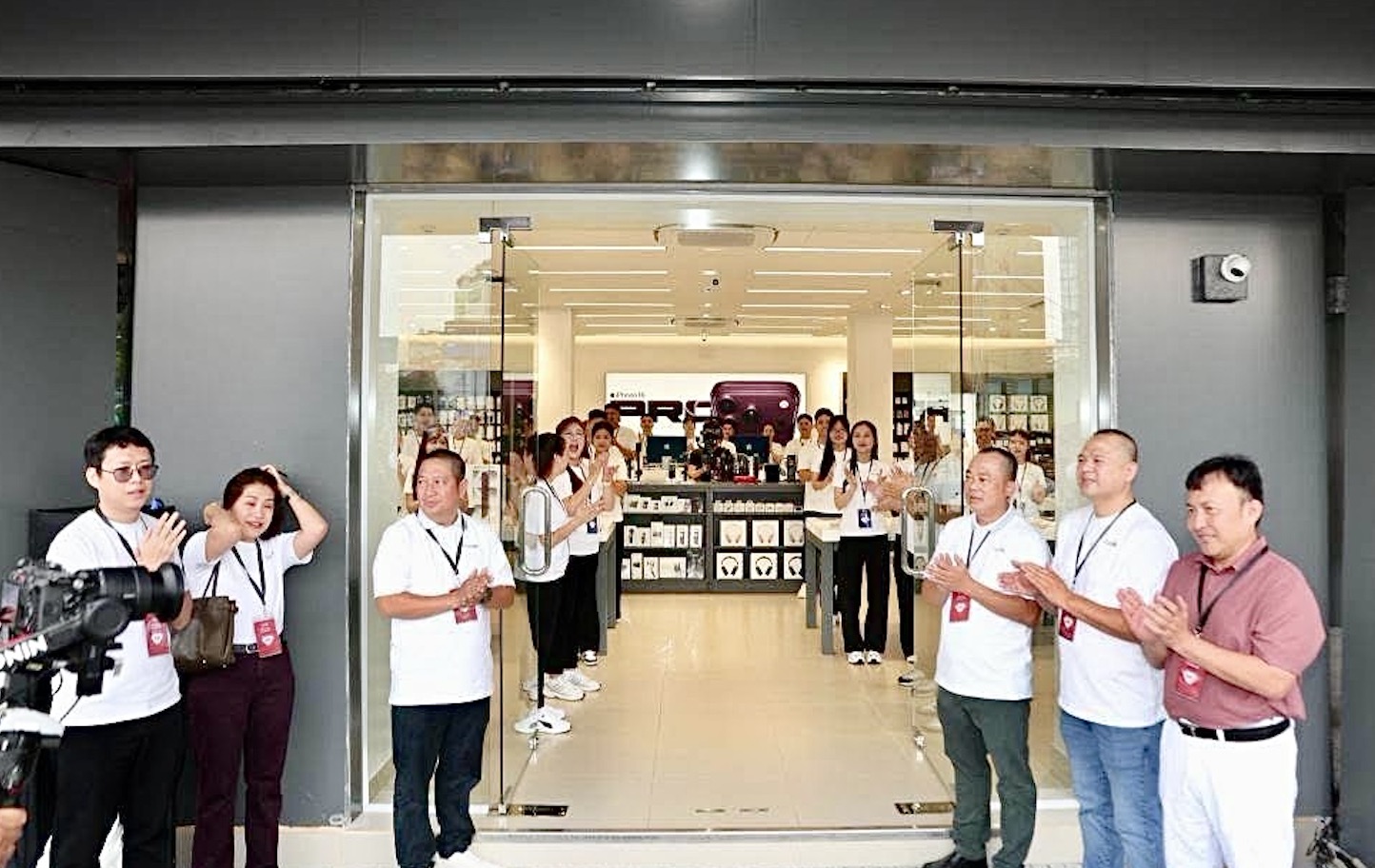 TopZone chính thức mở bán iPhone 18 Pro, iPhone 18 Pro Max và AirPods 5 tại Việt Nam TechTimes Vietnam Theo thông tin từ Apple, camera chính 48MP Fusion trên thế hệ mới cho phép thay đổi khẩu độ, mở rộng khả năng kiểm soát độ sâu trường ảnh và hỗ trợ cải thiện chất lượng hình ảnh trong điều kiện thiếu sáng. Apple cũng bổ sung các tùy chỉnh Pro Controls, hướng đến nhóm người dùng có nhu cầu kiểm soát sâu hơn quá trình chụp ảnh.