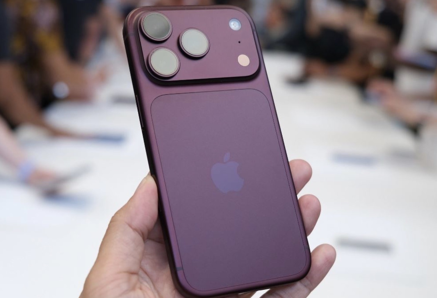 TopZone chính thức mở bán iPhone 18 Pro, iPhone 18 Pro Max và AirPods 5 tại Việt Nam TechTimes Vietnam Với việc iPhone 18 Pro và iPhone 18 Pro Max chính thức lên kệ, tiếp đến là iPhone Duo vào tháng 10 và Apple Watch thế hệ mới vào cuối năm, hệ sinh thái sản phẩm Apple đang tạo ra một chu kỳ sản phẩm liên tiếp tại Việt Nam. Đối với TopZone, đây cũng là giai đoạn mở rộng danh mục thiết bị cao cấp, đồng thời gia tăng các chương trình tài chính và thu cũ đổi mới nhằm hỗ trợ người dùng chuyển sang thế hệ sản phẩm mới.