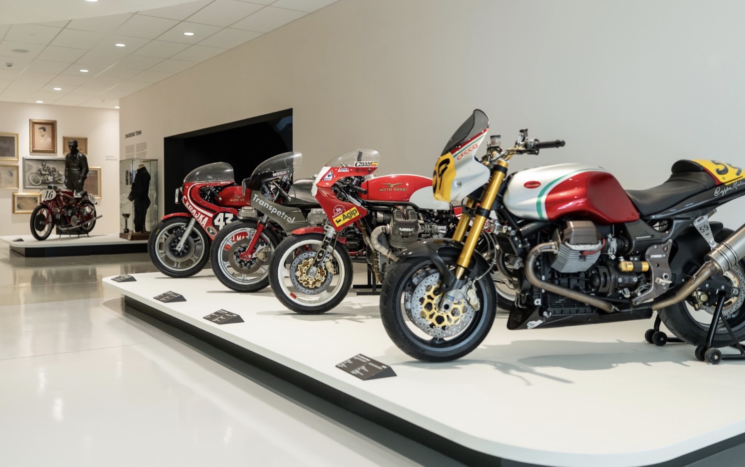 Cánh cổng đỏ trên đường Via Parodi tại Moto Guzzi Mandello del Lario