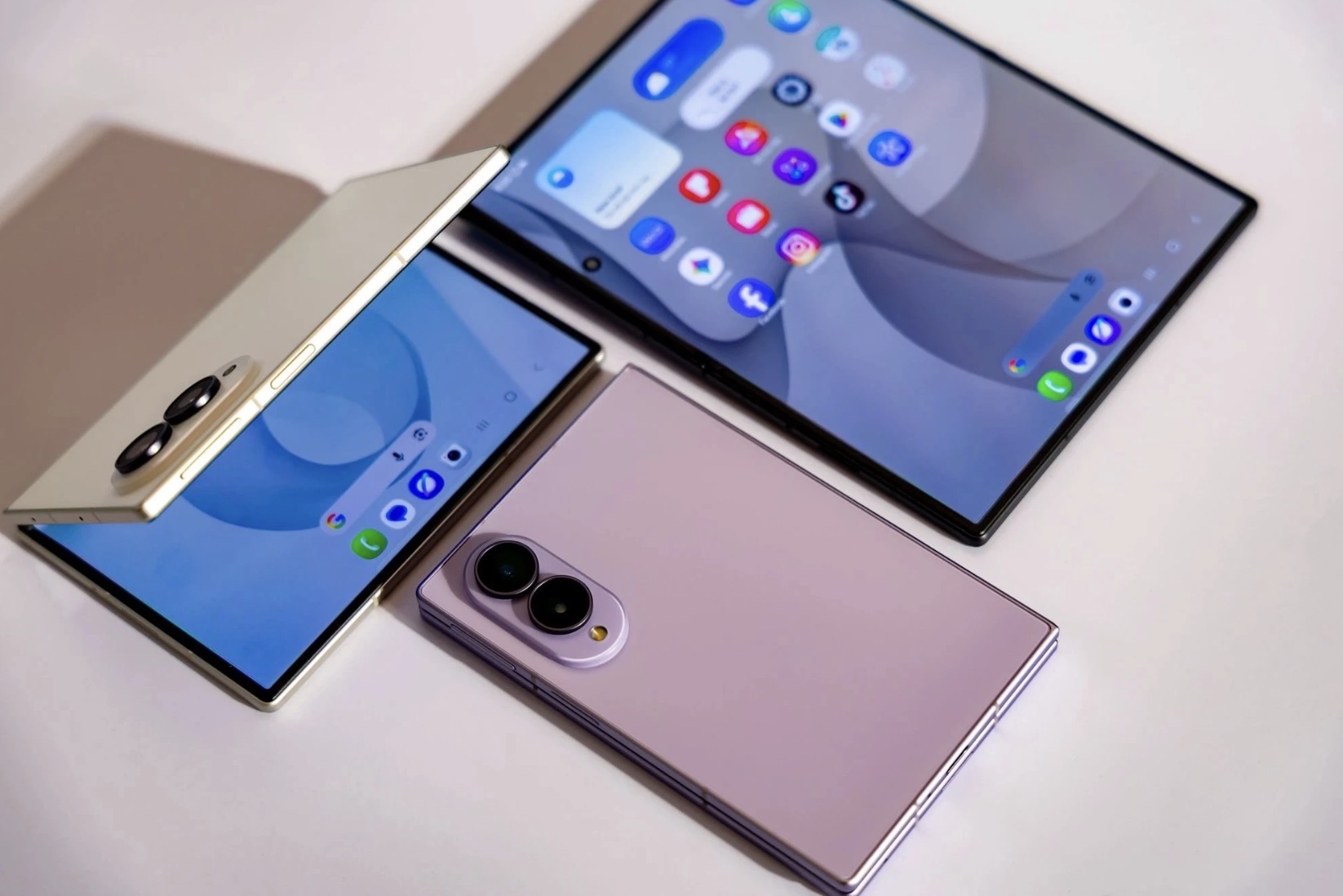 Nhà Táo cuối cùng đã bước vào cuộc chơi smartphone gập với iPhone Duo, nhưng sau tám thế hệ phát triển, Galaxy Z Fold vẫn sở hữu những lợi thế phần mềm rất thực dụng về đa nhiệm, quản lý dữ liệu và AI theo ngữ cảnh mà đối thủ mới khó có thể san bằng ngay lập tức.