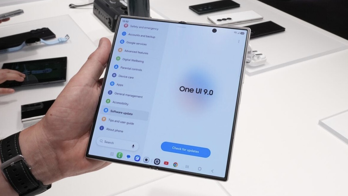 Nếu chỉ nói Galaxy Z Fold có multitasking còn điện thoại gập của nhà Táo có hoặc không có multitasking thì sẽ quá đơn giản.