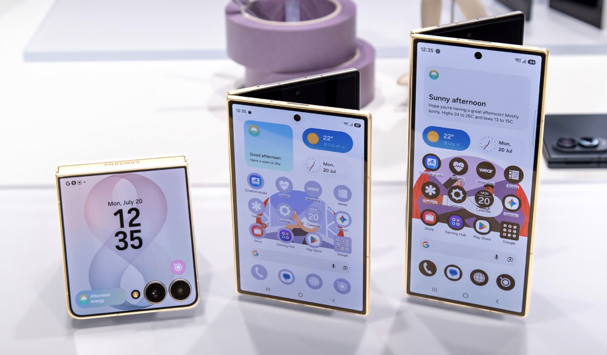 Samsung chọn một cách giải quyết khác: không bắt một thiết bị phải làm tất cả.
