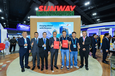 Neolix và Sunway công bố hợp tác phân phối xe giao hàng tự hành tại Malaysia Representatives from Neolix and Sunway Group pose for a photo at the Transport Expo Asia (TXA) 2026