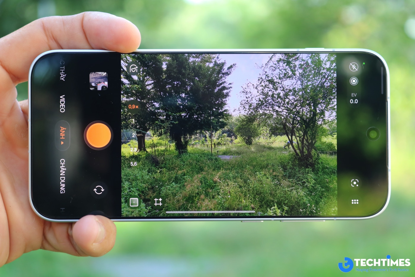Đánh giá OPPO Find X10: Camera Hasselblad 200MP và triết lý “Thật như mắt thấy” TechTimes Vietnam Find X10 tích hợp 16 bảng màu phim Master Color Palette và AI Master Composition, hỗ trợ tùy chỉnh phong cách ảnh và gợi ý bố cục.