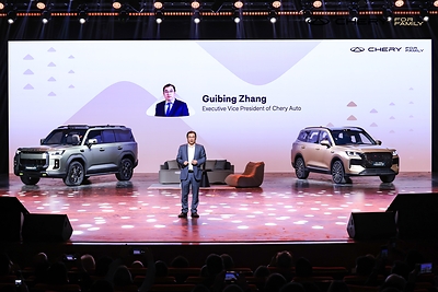 TIGGO7 và TIGGOX7 hoàn toàn mới ra mắt toàn cầu tại CHERY Brand Night, tôn vinh thông điệp "Cùng nhau. Vì gia đình" Zhang Guibing, Executive Vice President of Chery Auto, delivered a speech at CHERY Brand Night.