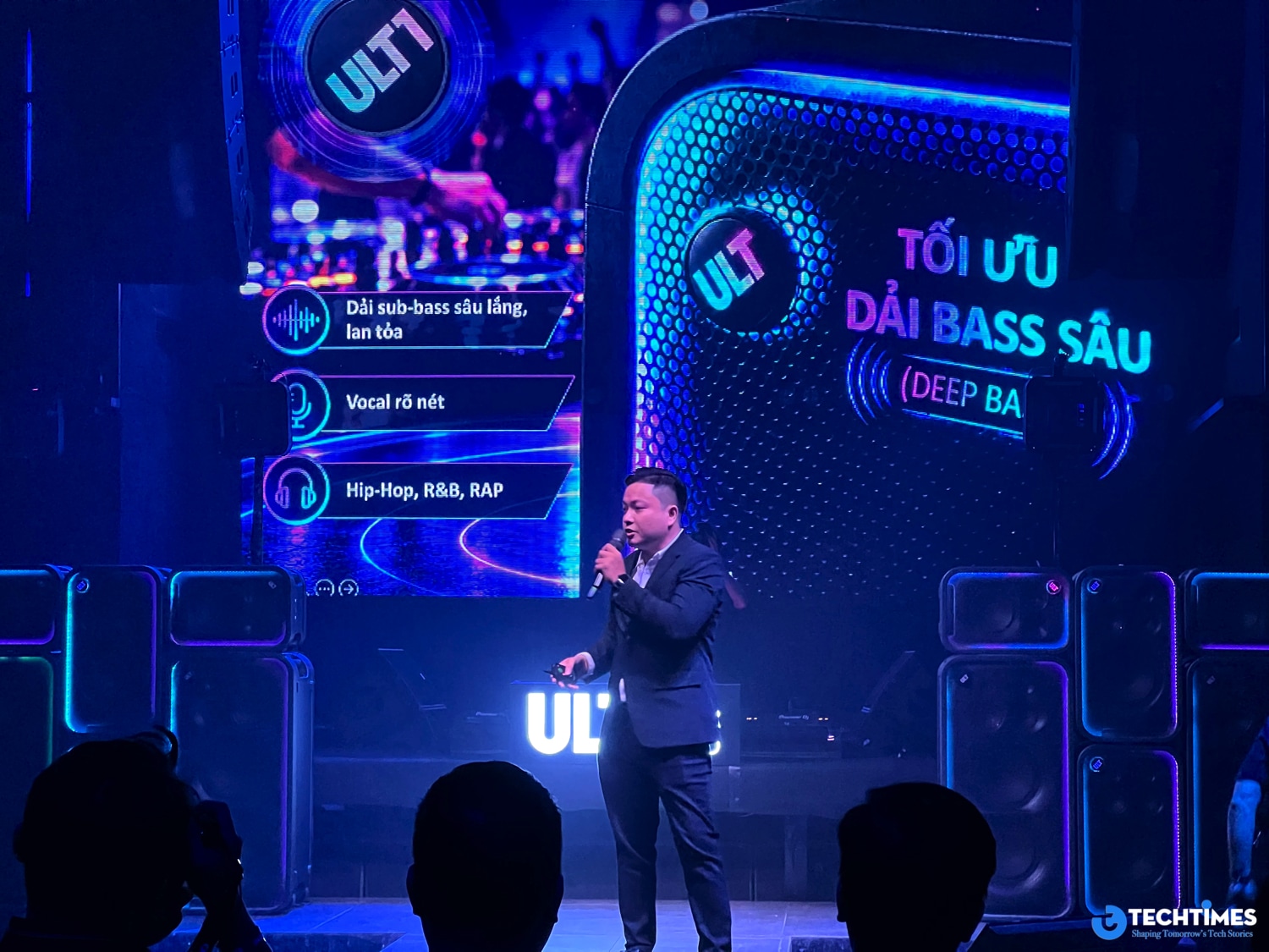 Sony trình làng bộ ba ULT TOWER mới, nâng trải nghiệm tiệc tùng với âm bass mạnh mẽ TechTimes Vietnam Hệ thống khuếch đại cho công suất đầu ra tối đa 2.150 W, kết hợp công nghệ 360° Party Sound để phân bổ âm thanh rộng quanh loa. Cách bố trí woofer gồm hai củ hướng trước và một củ hướng sau giúp tăng cường khả năng lan tỏa âm trầm trong không gian.