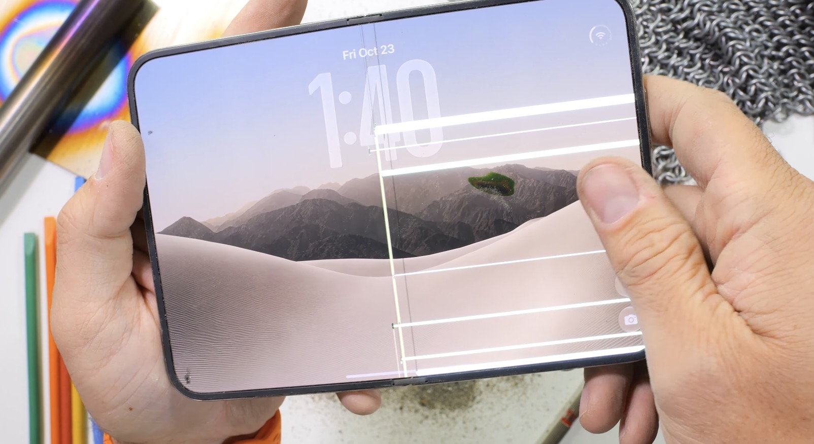 iPhone Duo thất bại trong bài kiểm tra độ bền, màn hình trong gặp sự cố sau thử nghiệm bẻ cong