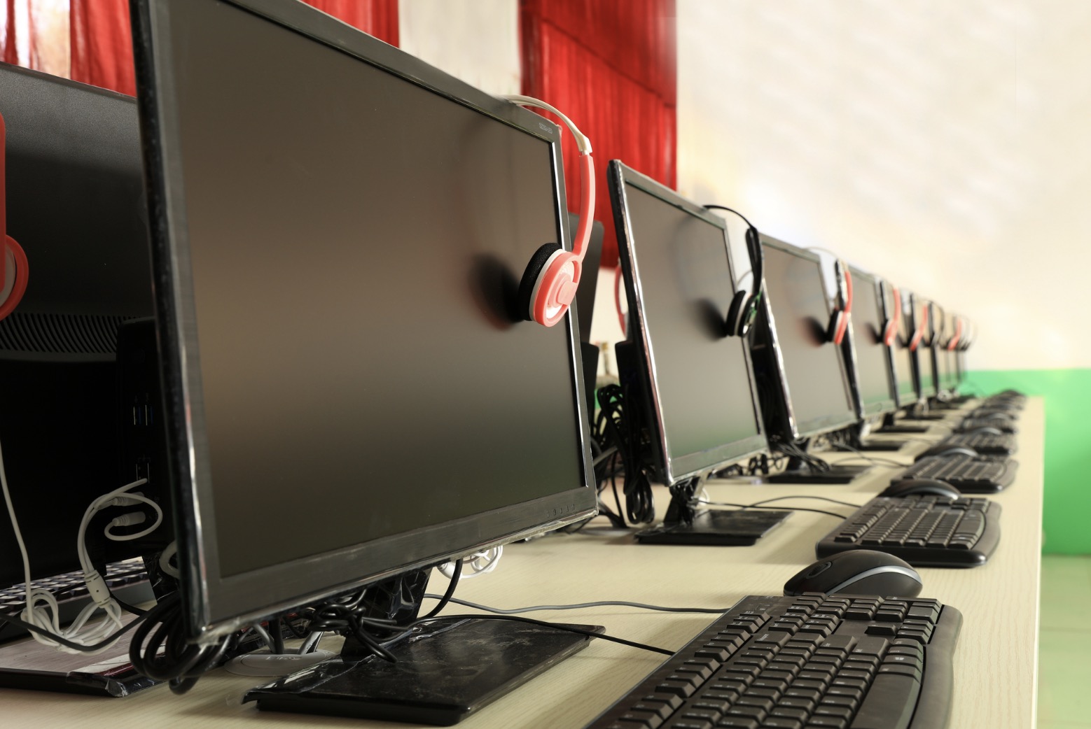 Omdia: Thị trường PC toàn cầu giảm hơn 21% trong quý III/2026 TechTimes Vietnam Omdia: Thị trường PC toàn cầu giảm hơn 21% trong quý III/2026
