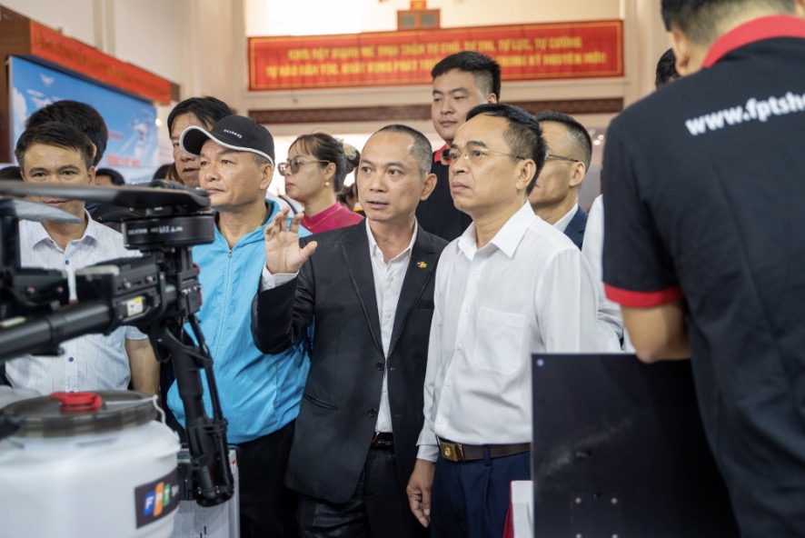 FPT Shop đồng hành cùng Điện Biên đưa UAV vào sản xuất nông nghiệp TechTimes Vietnam Đồng chí Nguyễn Văn Đoạt, Ủy viên Ban Chấp hành Đảng bộ tỉnh, Phó Chủ tịch UBND tỉnh Điện Biên và Ông Hoàng Trung Kiên - Tổng Giám Đốc FPT Retail trao đổi về mô hình.