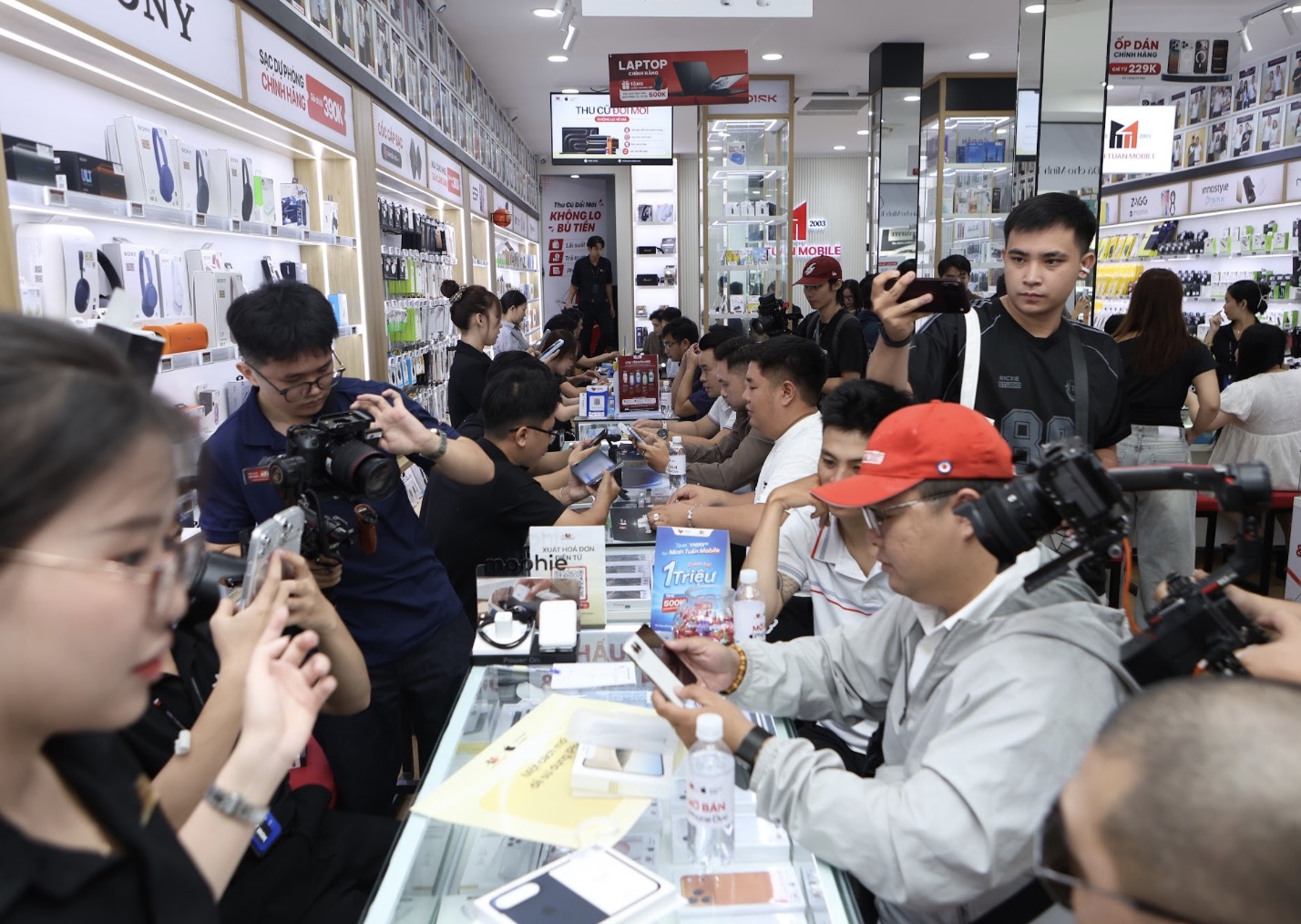 Minh Tuấn Mobile mở bán iPhone Duo, ghi nhận hơn 4.000 đơn đặt trước TechTimes Vietnam Minh Tuấn Mobile mở bán iPhone Duo, ghi nhận hơn 4.000 đơn đặt trước